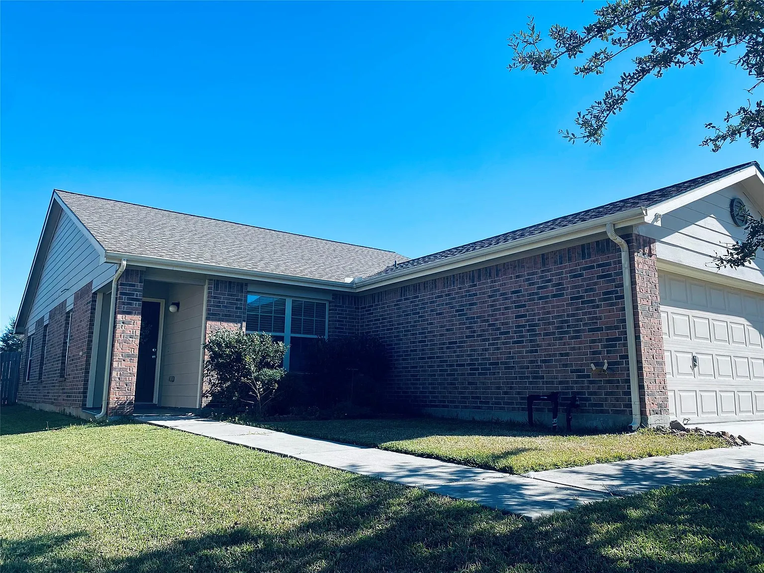 3 bed, 2.0 bath, 1605 sqft, $1,795 — Photo 2