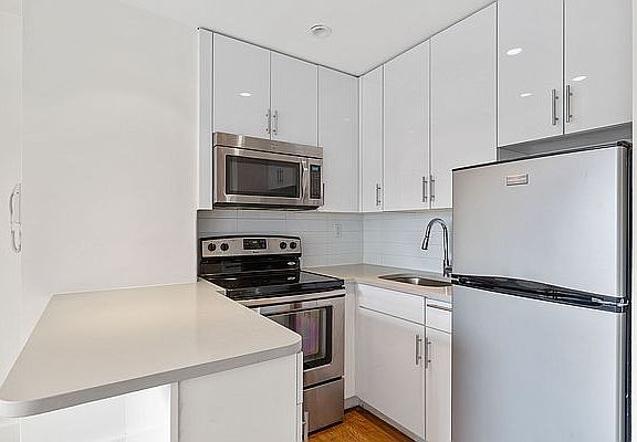 4th image of 345 W 30th St APT 7C