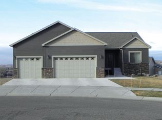 712 Farmstead Ct SW, Mandan, ND 58554