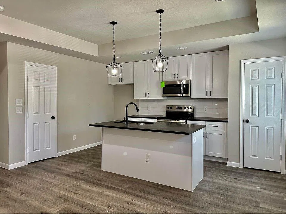 3 bed, 2.0 bath, 1300 sqft, $1,850 — Photo 2