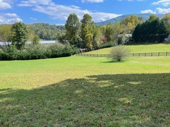 105 Meadow Brooke Ln, Young Harris, GA 30582