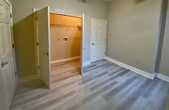 San Regis Apartments — Photo 13