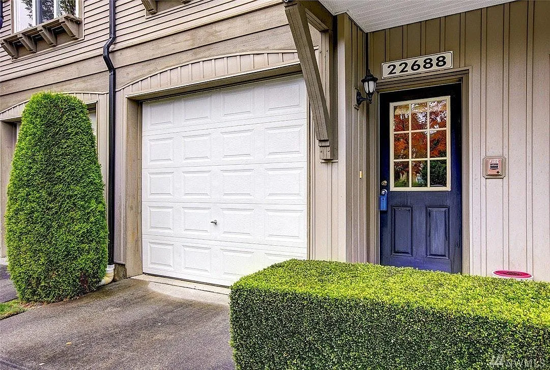 2 bed, 2.5 bath, 1084 sqft, $2,980 — Photo 2
