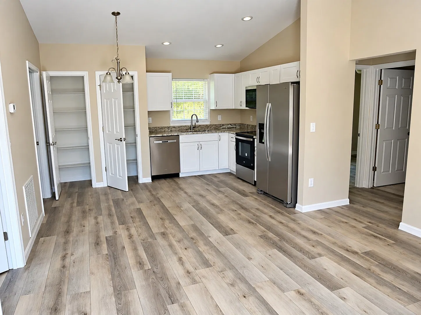 3 bed, 1000 sqft, $1,195 — Photo 3