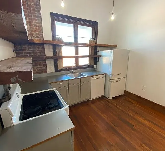 110 W Market St — Photo 3