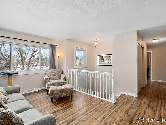 3rd image of 8256 Courtland Dr NE