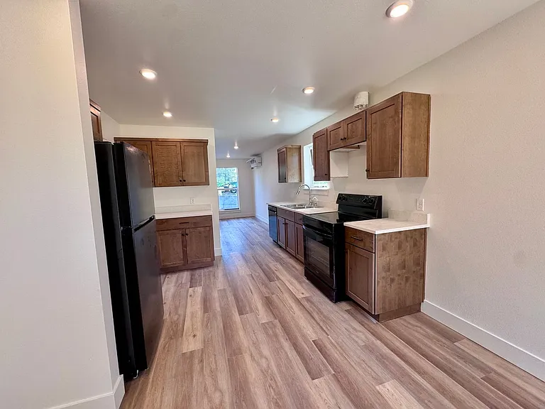 Brand New, Beautiful Townhomes! 2 & 3 Bedrm Units Available — Photo 31