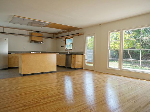 4th image of 3385 Rosewood Ave