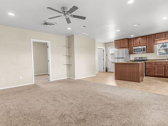 5th image of 421 W Aspen Ave