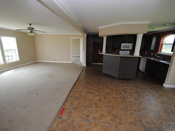4th image of 105 E Avenue L