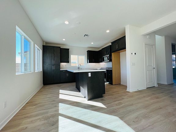 3rd image of 15685 Kings Peak Dr