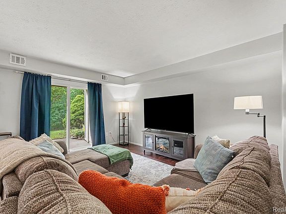 5th image of 1683 Riverside Dr APT 2