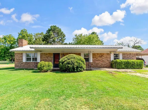 940 E Fairview St, Blossom, TX 75416