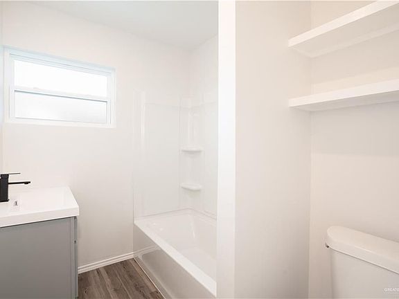5th image of 802 Redwood Ave #1