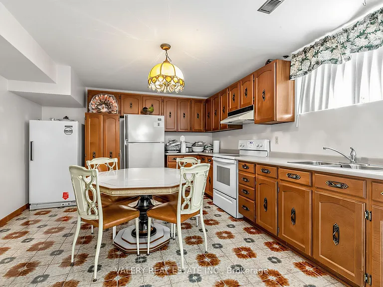 370 Maple Leaf Dr — Photo 34