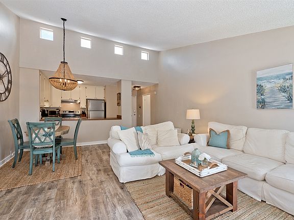 4th image of 1885 Diamond St #320