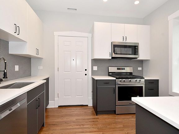 3rd image of 227 Washington Blvd APT 1N