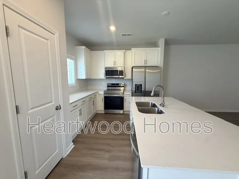 121 Bartlett Dr — Photo 5