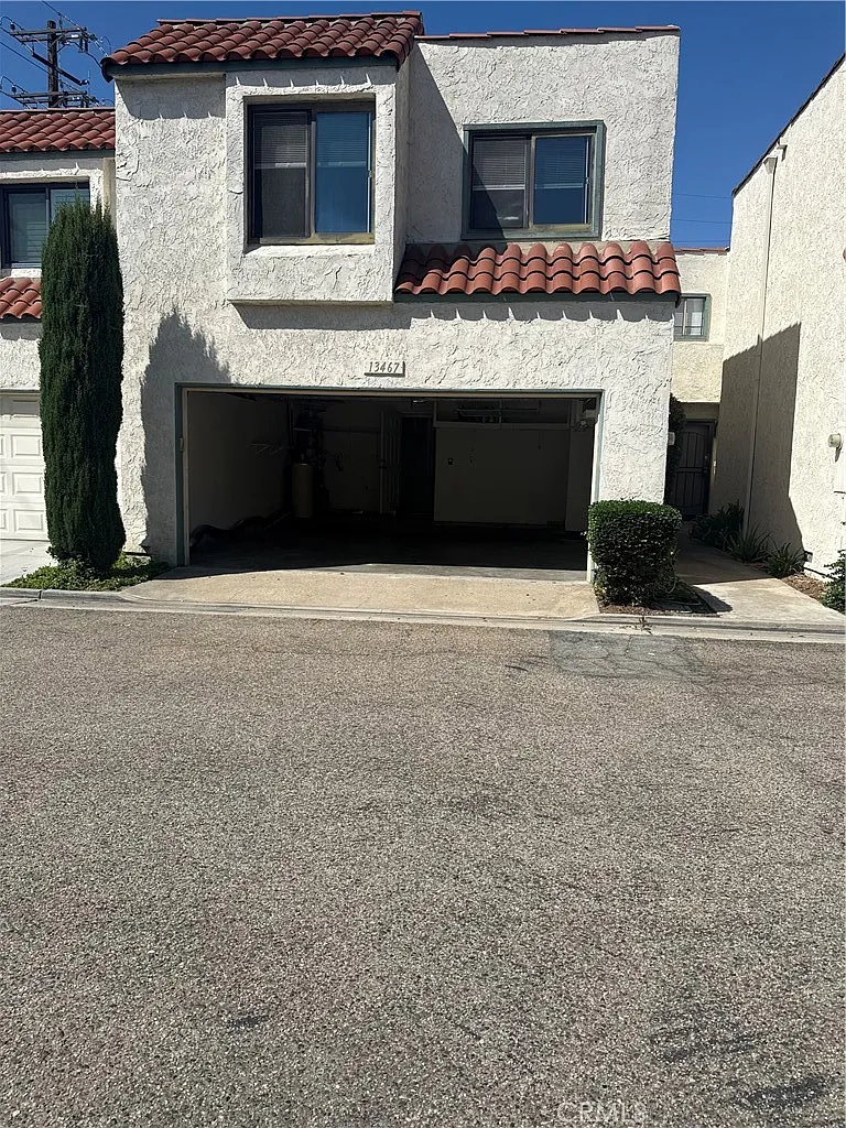 3 bed, 2.5 bath, 1515 sqft, $3,700 — Photo 2