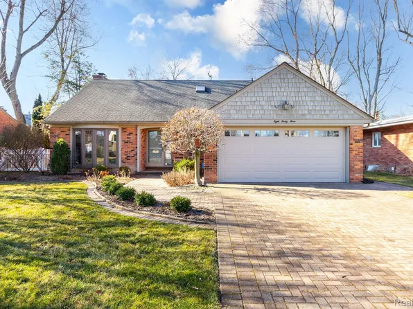 833 Crescent Ln, Grosse Pointe Woods, MI 48236