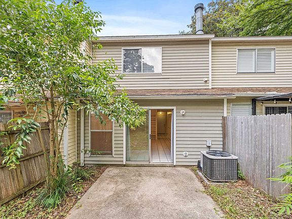4th image of 2109 Claremont Ln