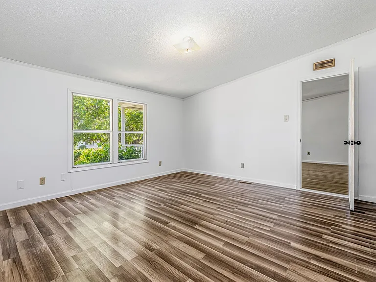 105 Valley Forge Way N — Photo 16
