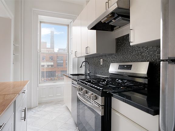 5th image of 215 Clermont Ave #2