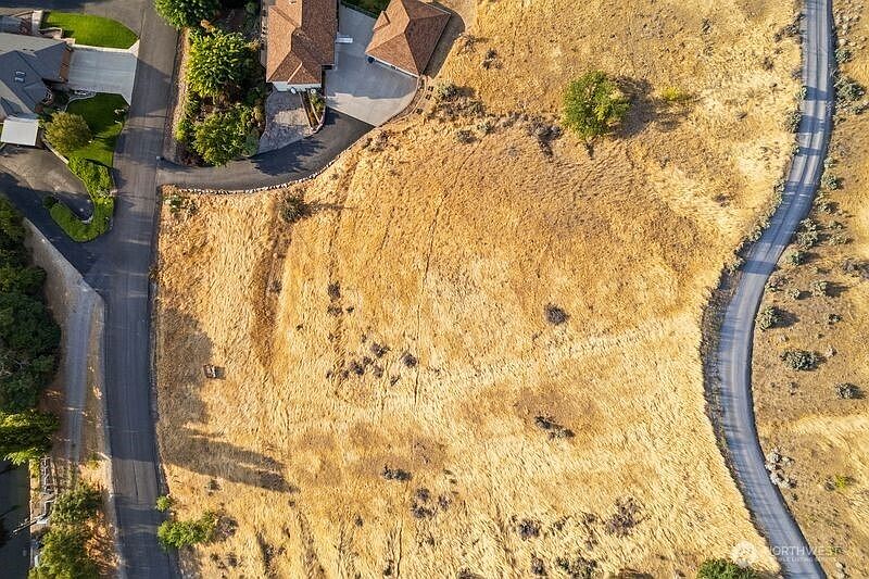 3rd image of 3825 Sunridge Ln