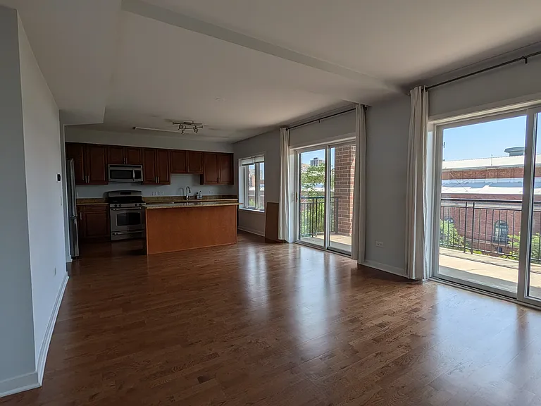 5858 N Broadway St #401 — Photo 1