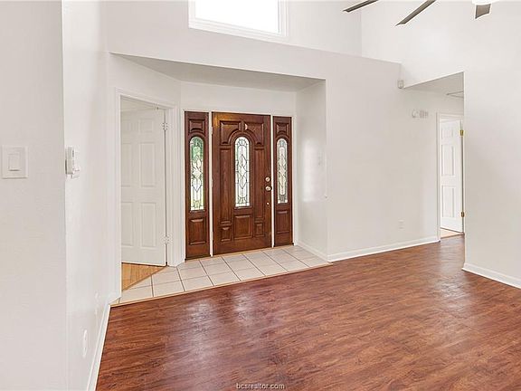 3rd image of 811 Camellia Ct