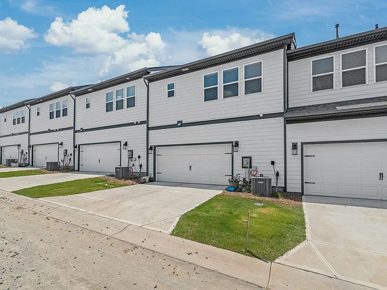 5807 Clear Creek Ln — Photo 33