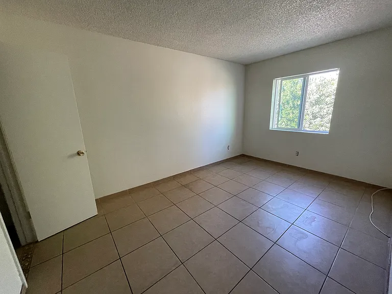 3339 E Monte Vista Dr — Photo 4