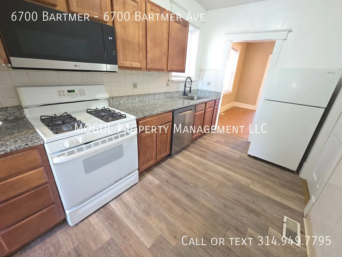 Dog friendly apartment in a convenient University City location! HUGE shared front balcony! — Photo 2