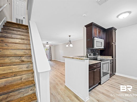 3rd image of 42 Summer Oaks Dr