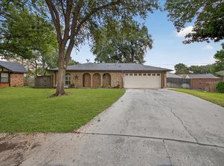 1613 Trinity Ct, Bedford, TX 76022