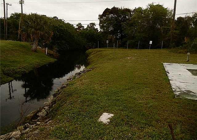 1st image of 329 NE Tropicalia Ln