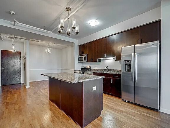 3rd image of 437 W Division St APT 805