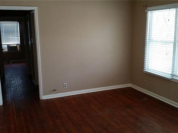 3rd image of 906 Shiels Dr