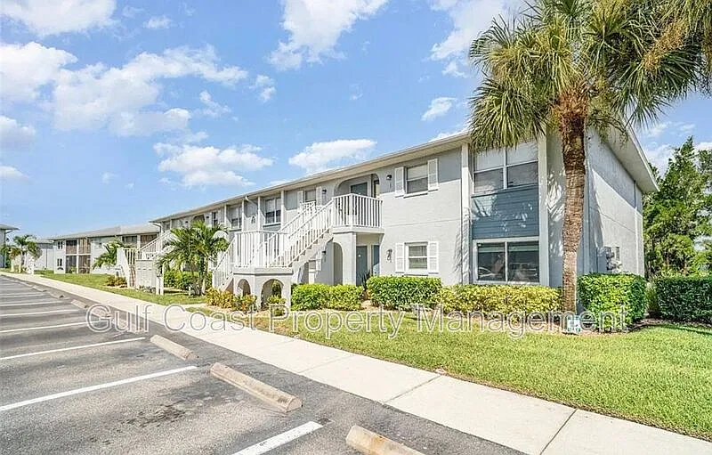2 bed, 2.0 bath, 860 sqft — Photo 2