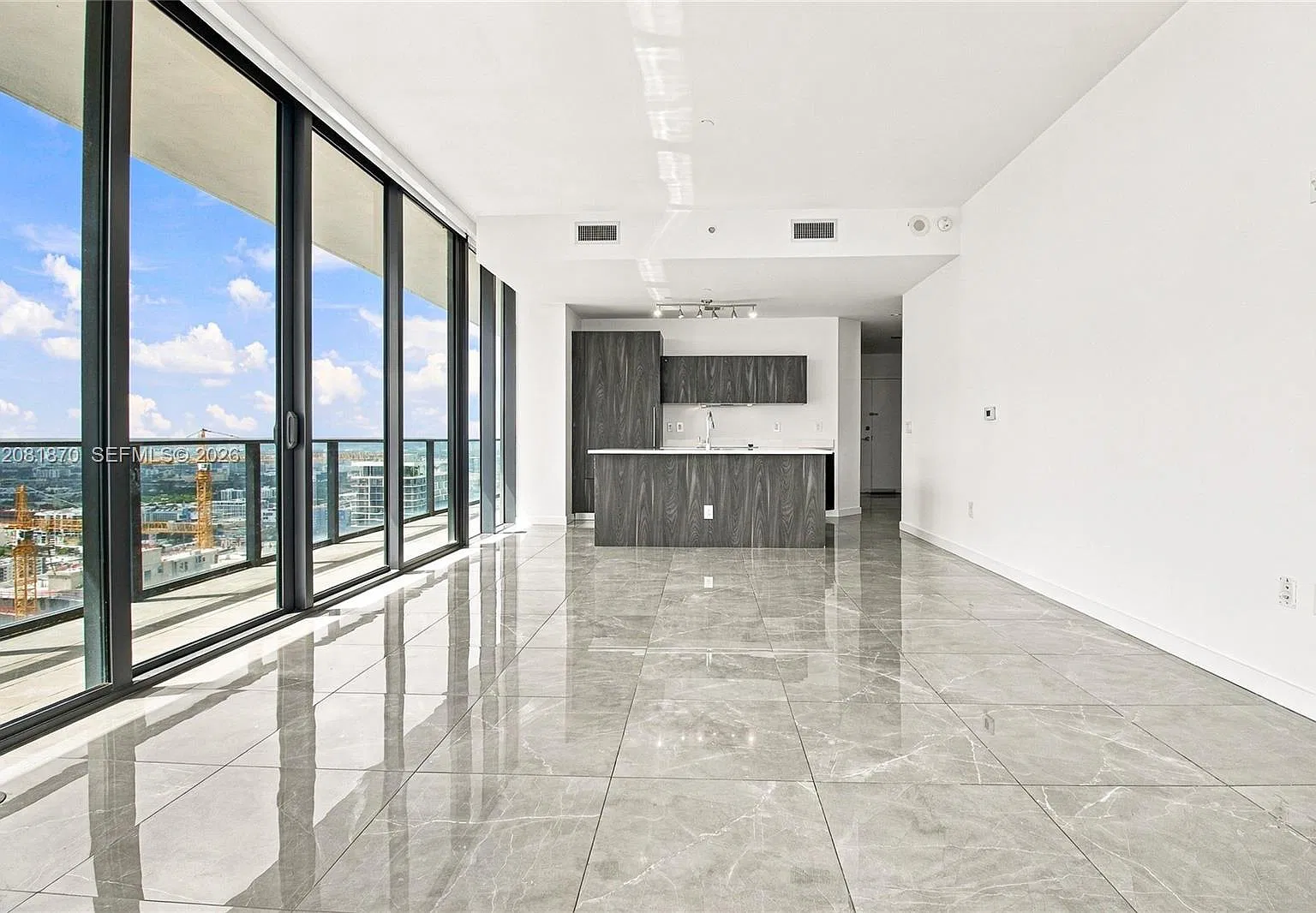 Gran Paraiso Condo — Photo 4
