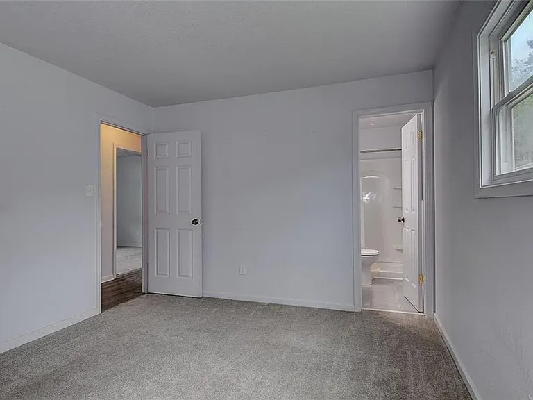 1093 Salisbury Dr — Photo 4