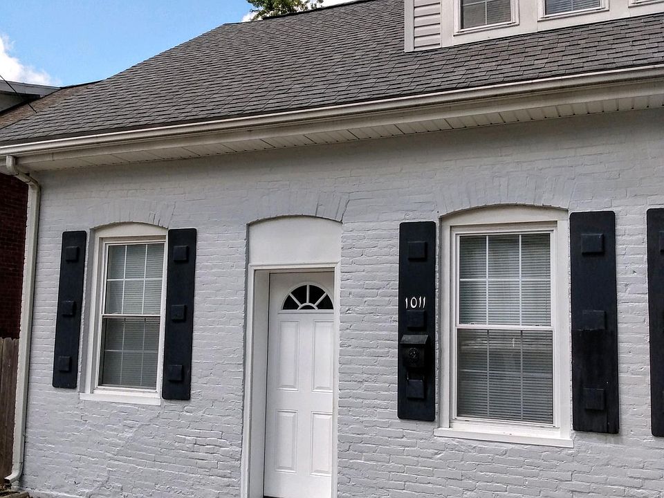 FRONT OF DUPLEX. THREE ROOMS UPSTAIRS