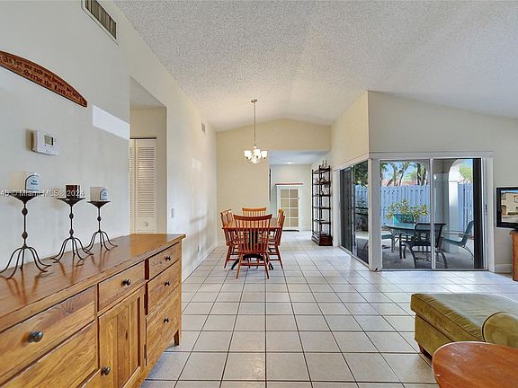 3rd image of 1364 Cottonwood Cir