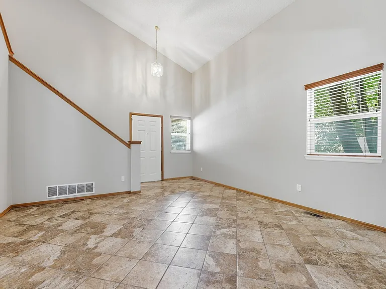 17624 Peyton Dr — Photo 7