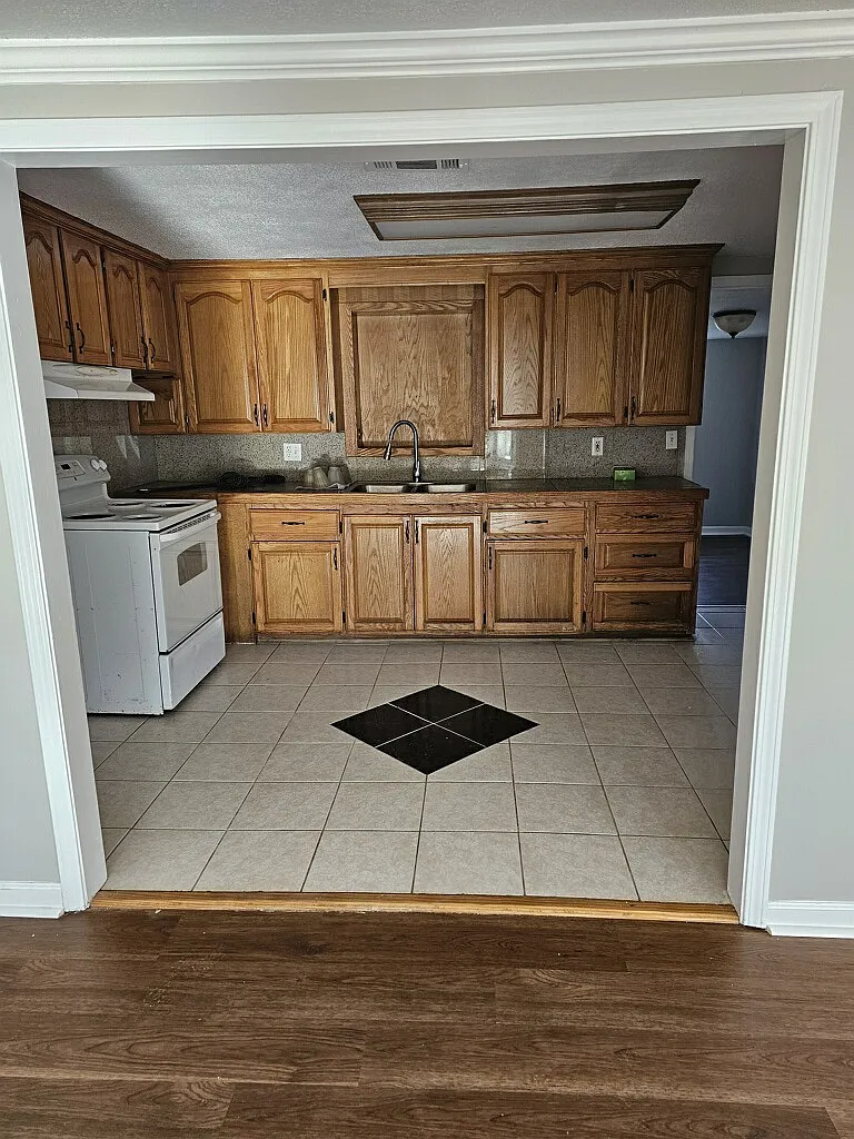 4 bed, 1828 sqft, $1,300 — Photo 3