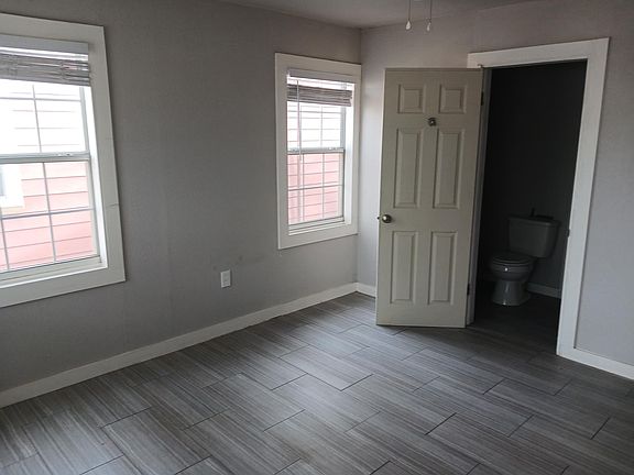 4th image of 915 W 25th St