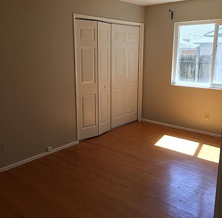 Downstairs bedroom (left side) with hardwood floor
9.5' X 15.5'