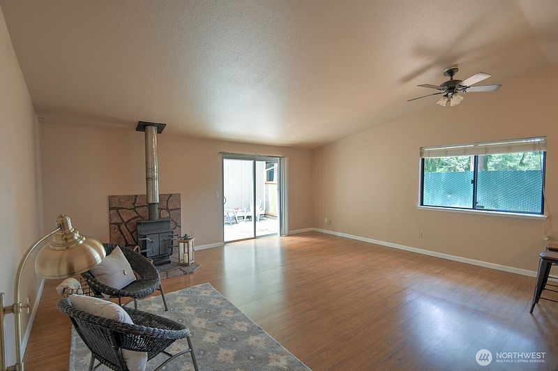 3rd image of 571 Malibu Drive SE