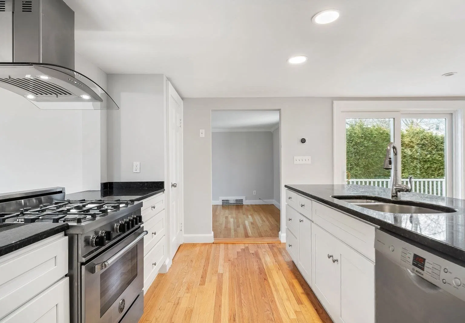 4 bed, 3.0 bath, 1980 sqft, $5,800 — Photo 4