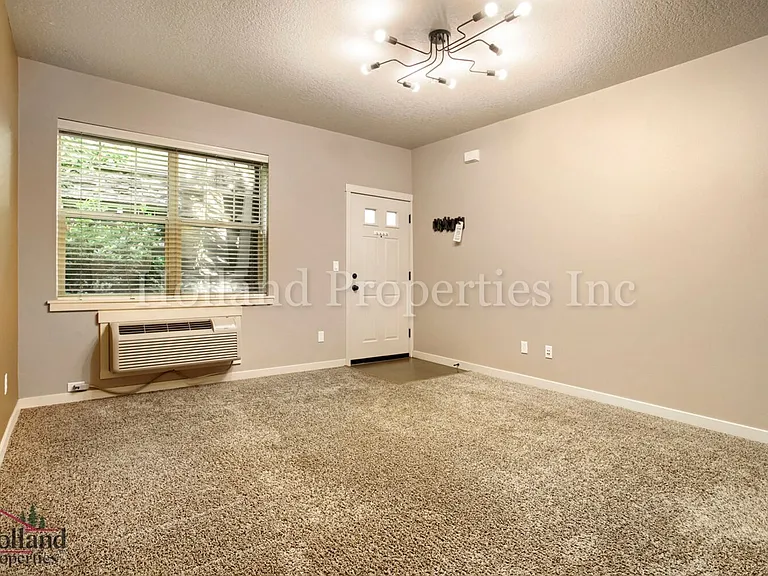 670 NE Roydon Ln — Photo 6
